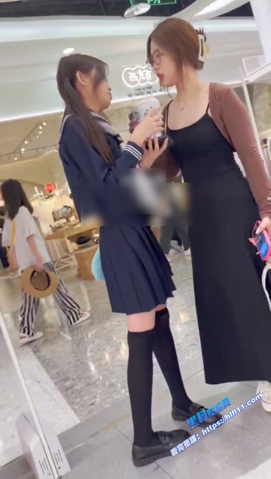 街头抄底偷拍！偷拍大神商场抄底JK萝莉小甜妹 可爱内内被臀部紧紧包裹住！5
