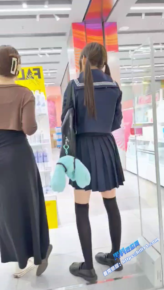 街头抄底偷拍！偷拍大神商场抄底JK萝莉小甜妹 可爱内内被臀部紧紧包裹住！6