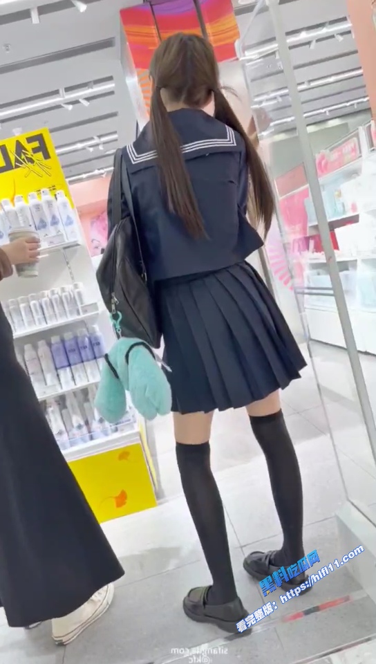 街头抄底偷拍！偷拍大神商场抄底JK萝莉小甜妹 可爱内内被臀部紧紧包裹住！7