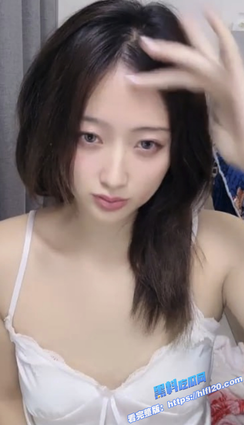 网红反差主播 娜娜酱 声音好听骚里骚气的蜜桃臀最新福利直播 对着镜头搔首弄姿！1