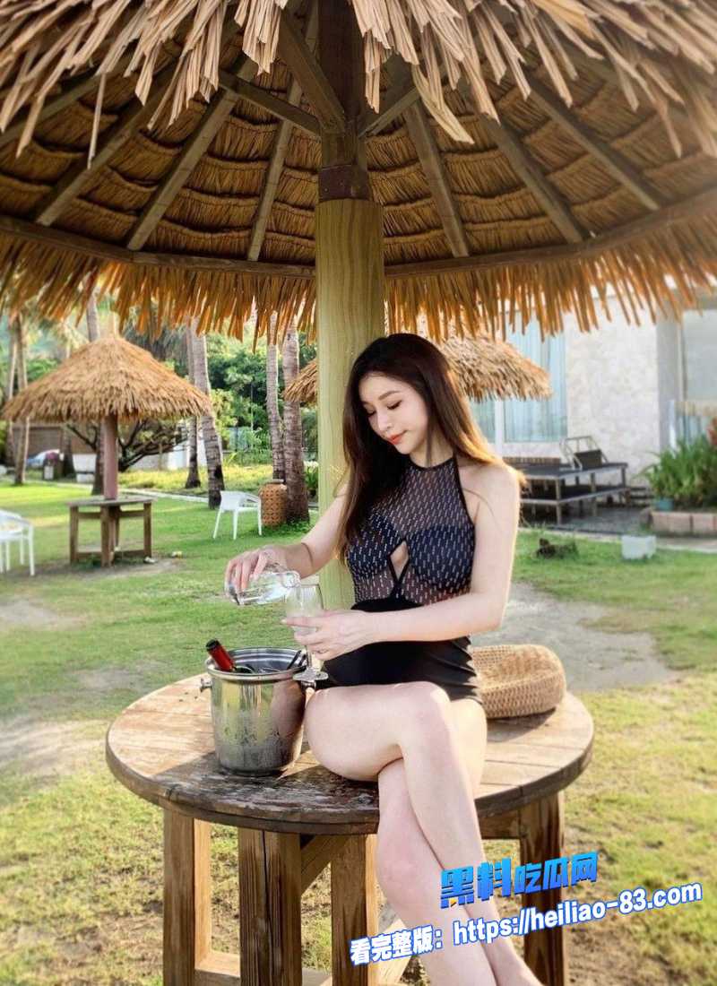 海角母子乱伦 儿子终于忍不住把亲妈压在床上猛插骚逼 无套中出疯狂抽插到白浆直流！6