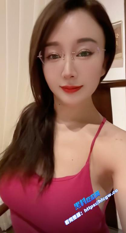 抖音眼镜网红反差婊 是诗诗呀 不雅视频流出 极品身材母狗 粉嫩小穴自慰骚气十足！2