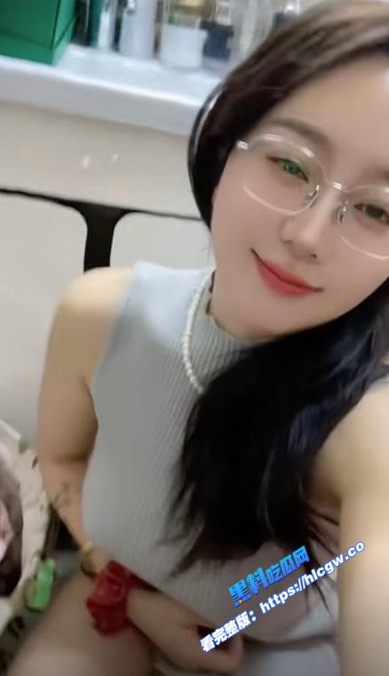 抖音眼镜网红反差婊 是诗诗呀 不雅视频流出 极品身材母狗 粉嫩小穴自慰骚气十足！4