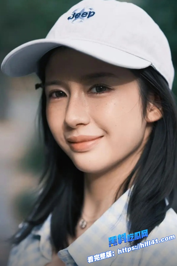 抖音网红张人极品女神内部付费定制福利流出旗袍漏穴掰逼特写自慰镜头缓缓流出白浆 7