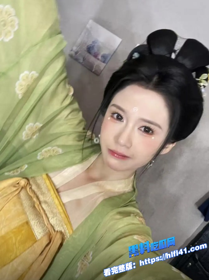 抖音网红张人极品女神内部付费定制福利流出旗袍漏穴掰逼特写自慰镜头缓缓流出白浆 10