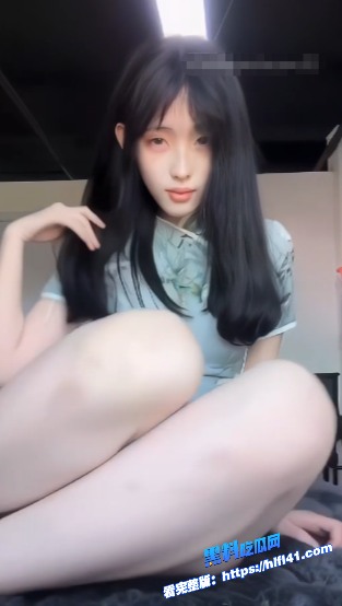 抖音网红张人极品女神内部付费定制福利流出旗袍漏穴掰逼特写自慰镜头缓缓流出白浆 4