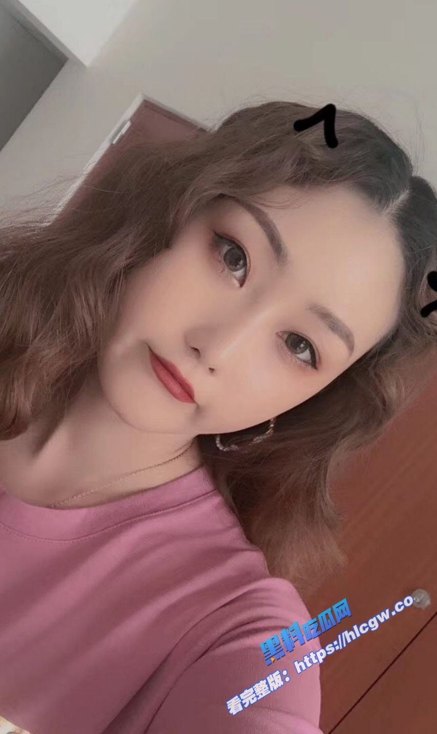 瓜友投稿！来朋友家喝酒聚餐，聊天来了兴致当众日他的反差婊老婆，酒桌上喝醉了直接干！图2