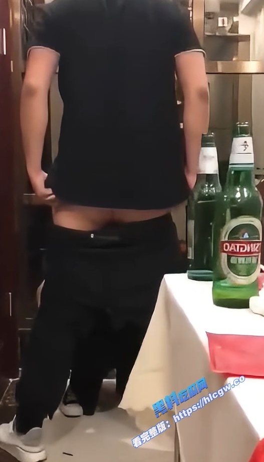 瓜友投稿!来朋友家喝酒聚餐,聊天来了兴致当众日他的反差婊老婆,酒桌上喝醉了直接干!图3 瓜友投稿!来朋友家喝酒聚餐,聊天来了兴致当众日他的反差婊老婆,酒桌上喝醉了直接干!图3