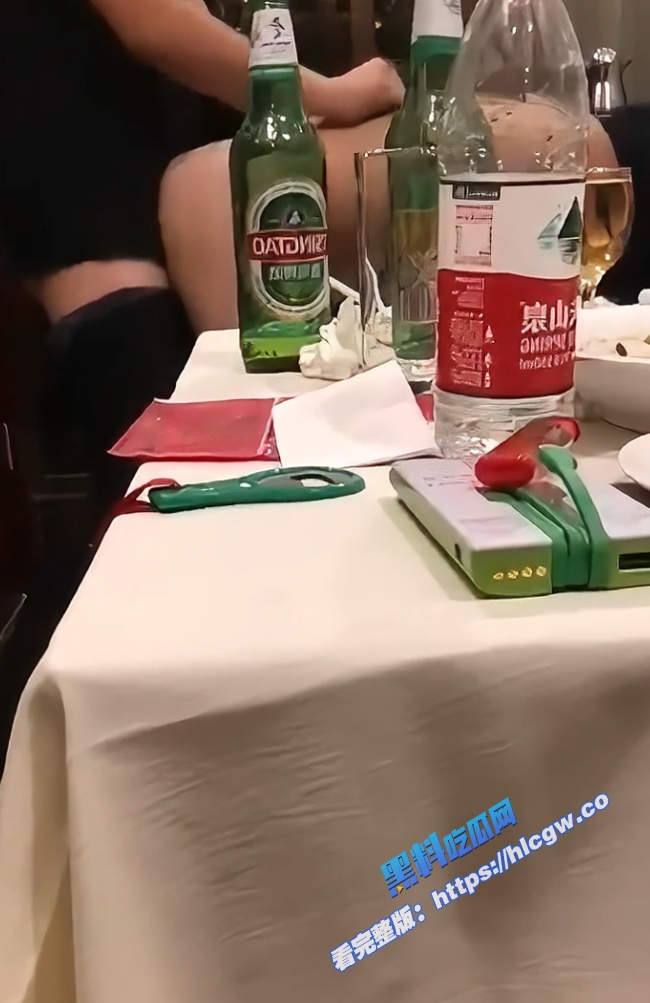 瓜友投稿！来朋友家喝酒聚餐，聊天来了兴致当众日他的反差婊老婆，酒桌上喝醉了直接干！图4