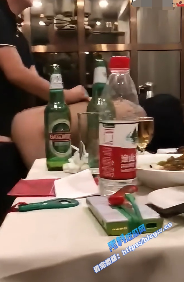 瓜友投稿！来朋友家喝酒聚餐，聊天来了兴致当众日他的反差婊老婆，酒桌上喝醉了直接干！图5