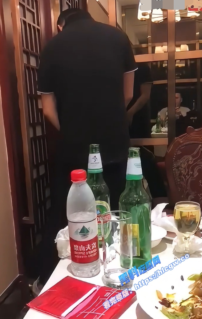 瓜友投稿!来朋友家喝酒聚餐,聊天来了兴致当众日他的反差婊老婆,酒桌上喝醉了直接干!图7 瓜友投稿!来朋友家喝酒聚餐,聊天来了兴致当众日他的反差婊老婆,酒桌上喝醉了直接干!图7