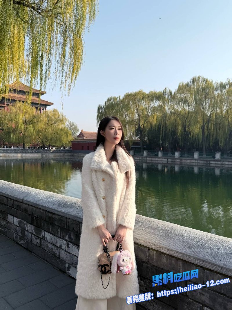 醉酒姐姐半推半就沙发纠缠直入床女上位摇臀不止 3 醉酒姐姐半推半就沙发纠缠直入床女上位摇臀不止 3
