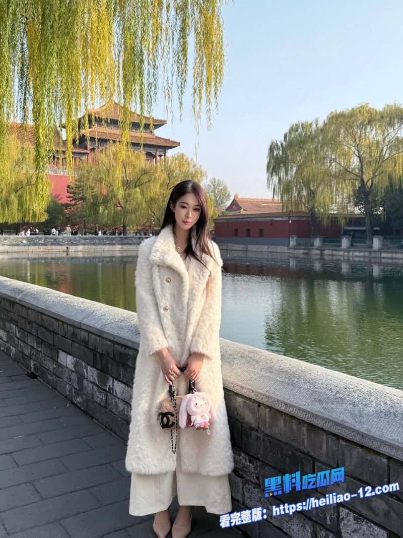 醉酒姐姐半推半就沙发纠缠直入床女上位摇臀不止 4 醉酒姐姐半推半就沙发纠缠直入床女上位摇臀不止 4