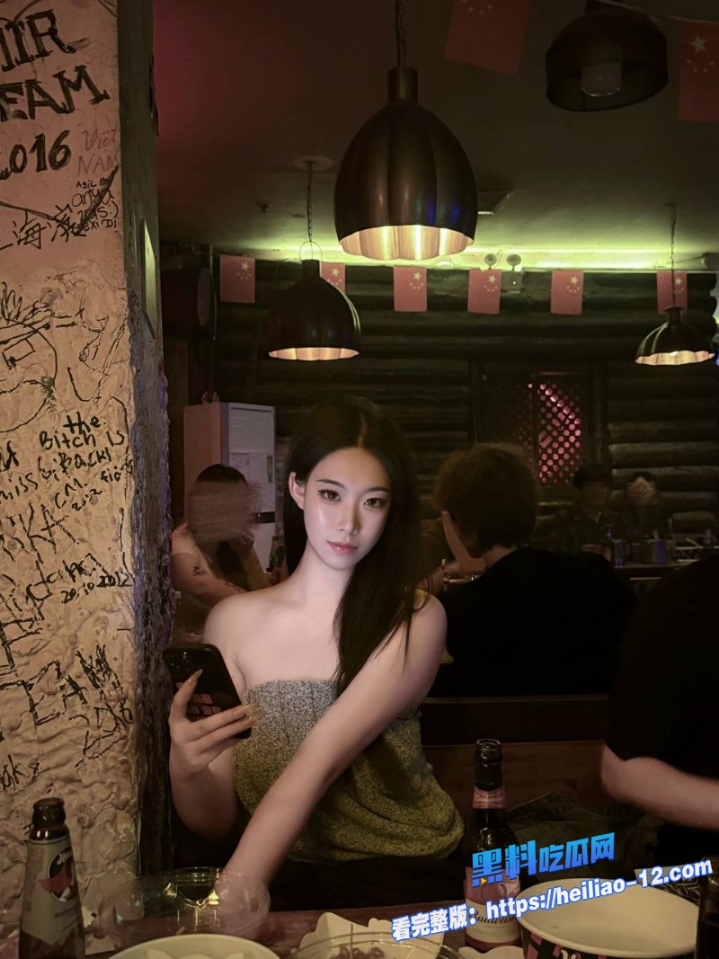 醉酒姐姐半推半就沙发纠缠直入床女上位摇臀不止 5 醉酒姐姐半推半就沙发纠缠直入床女上位摇臀不止 5