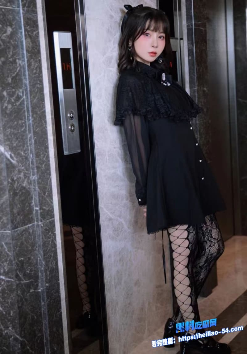 台湾高颜值女优tiny胎尼性爱视频流出地板上被猛男各种姿势狂操到潮吹高潮旁边还有观众现场观看7 台湾高颜值女优tiny胎尼性爱视频流出地板上被猛男各种姿势狂操到潮吹高潮旁边还有观众现场观看7