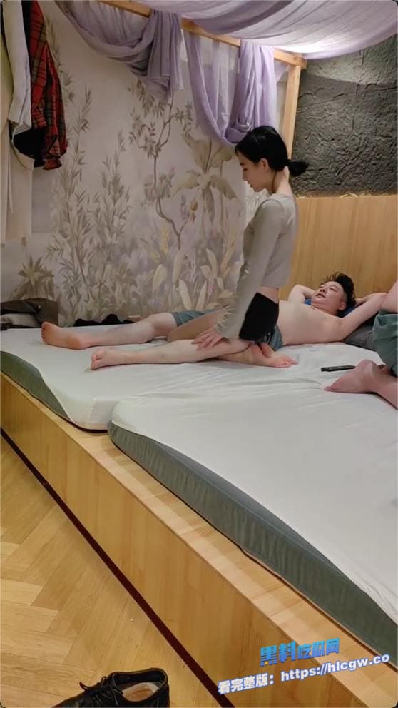 18岁妹妹穿打底裤按摩奶子推肚子 图6