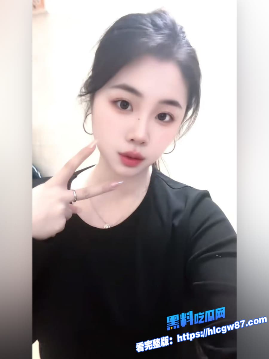黑丝巨乳美少妇下海黄播!白虎粉穴夹乳夹戴项圈狂插假屌,自慰喷汁不过瘾,男友抱操无套猛干流白浆! 1 黑丝巨乳美少妇下海黄播!白虎粉穴夹乳夹戴项圈狂插假屌,自慰喷汁不过瘾,男友抱操无套猛干流白浆! 1