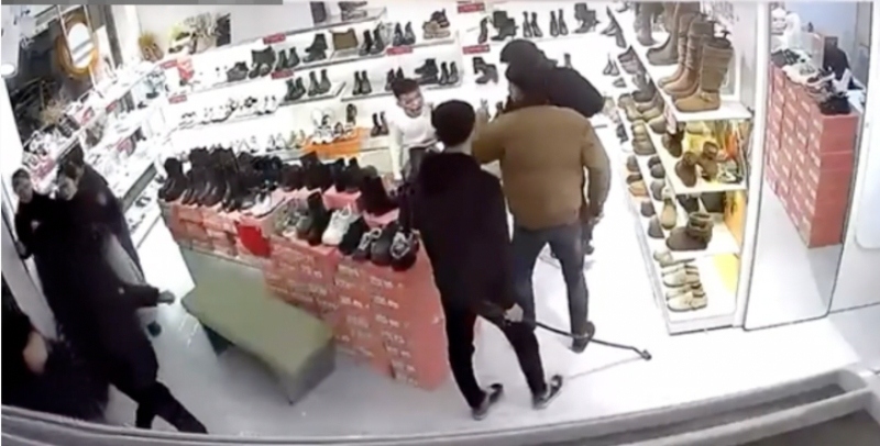 山东菏泽曹县精神小伙群殴白衣男1