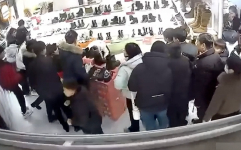 山东菏泽曹县精神小伙群殴白衣男4