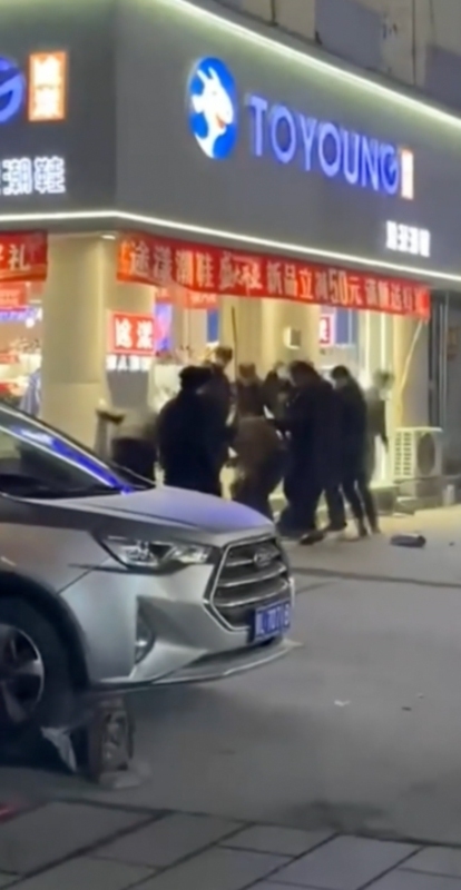 山东菏泽曹县精神小伙群殴白衣男5