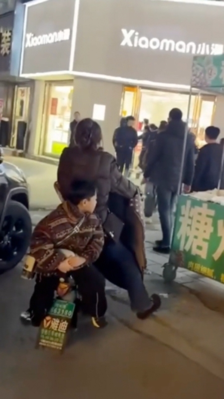 山东菏泽曹县精神小伙群殴白衣男6