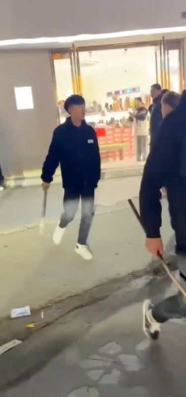 山东菏泽曹县精神小伙群殴白衣男7