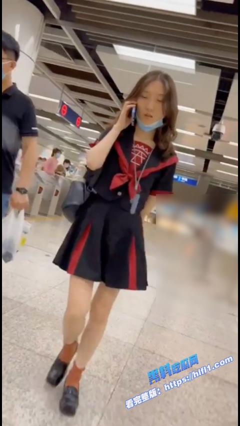 街头抄底偷拍！地铁抄底妹子 甜美校服女竟然没穿内裤 上街肥美鲍鱼清晰可见！1