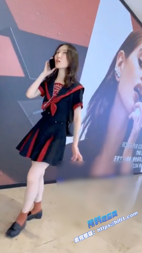 街头抄底偷拍！地铁抄底妹子 甜美校服女竟然没穿内裤 上街肥美鲍鱼清晰可见！2