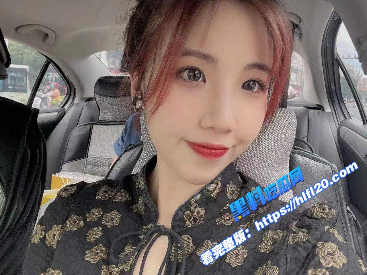 颜值非常不错的大学生妹子 被富二代带到楼道玩露出 被无套内射多次！图2