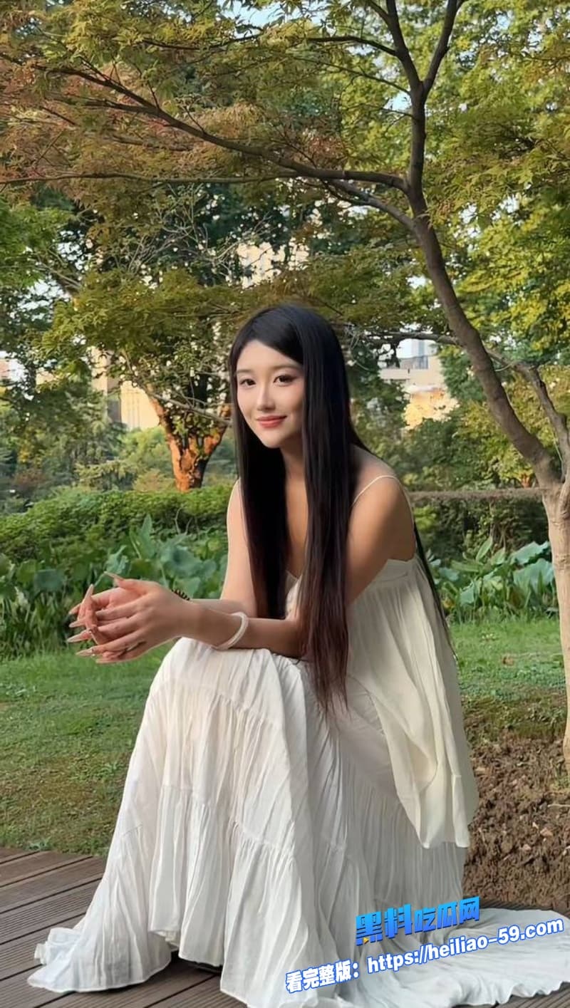 海角兄妹乱伦极品妹妹身穿圣诞装翘臀被哥狂操嫩穴呻吟声响到跨年钟声都盖不住1