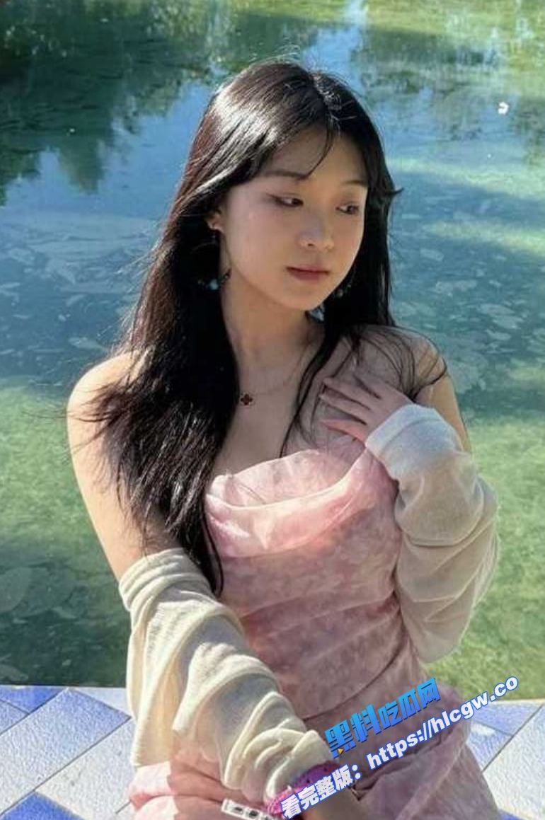 四川高颜值反差学妹 李晓欣 清纯的外表被调教得毫无人性 主动献身玩多人运动！图3