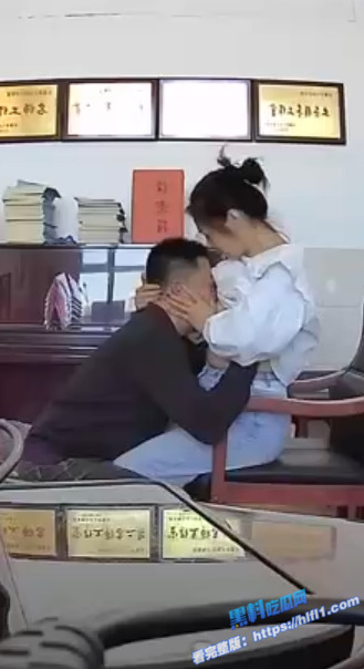 名师工作室吃奶门 疑似小学校园会议室偷情忘关摄像头 白衣女子忘情呻吟！1