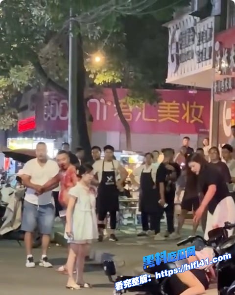 陕西城固县街头发生砍人事件疑似纹身男老婆在520出轨被发现小白脸被纹身男当场砍杀 4 陕西城固县街头发生砍人事件疑似纹身男老婆在520出轨被发现小白脸被纹身男当场砍杀 4