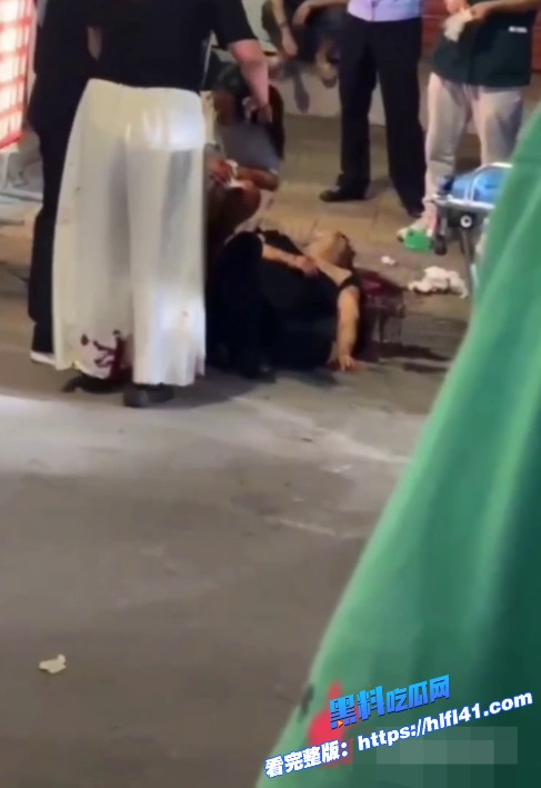 陕西城固县街头发生砍人事件疑似纹身男老婆在520出轨被发现小白脸被纹身男当场砍杀 6 陕西城固县街头发生砍人事件疑似纹身男老婆在520出轨被发现小白脸被纹身男当场砍杀 6