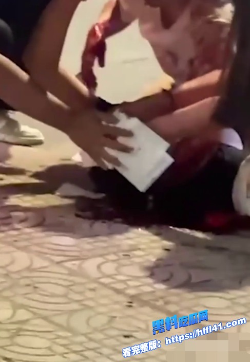陕西城固县街头发生砍人事件疑似纹身男老婆在520出轨被发现小白脸被纹身男当场砍杀 7 陕西城固县街头发生砍人事件疑似纹身男老婆在520出轨被发现小白脸被纹身男当场砍杀 7