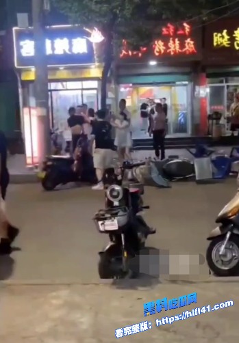 陕西城固县街头发生砍人事件疑似纹身男老婆在520出轨被发现小白脸被纹身男当场砍杀 8 陕西城固县街头发生砍人事件疑似纹身男老婆在520出轨被发现小白脸被纹身男当场砍杀 8