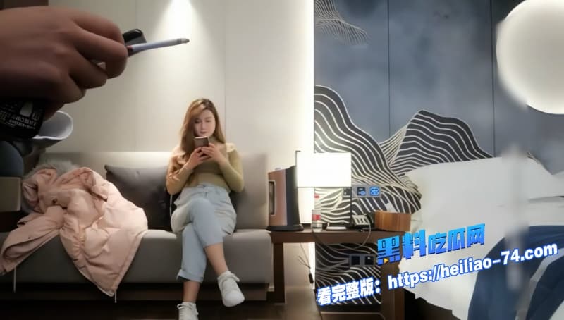 黄先生探花约丰满大奶妹酒店激情大战换上连体情趣黑丝骑乘巨屌狂摇让人看得心痒难耐1