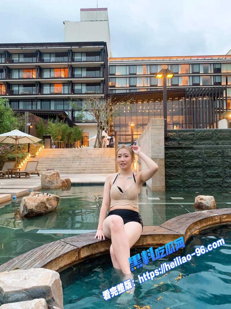 小伙年假带全家旅游爸妈吵架后我和老妈在酒店突破禁忌乱伦插逼8