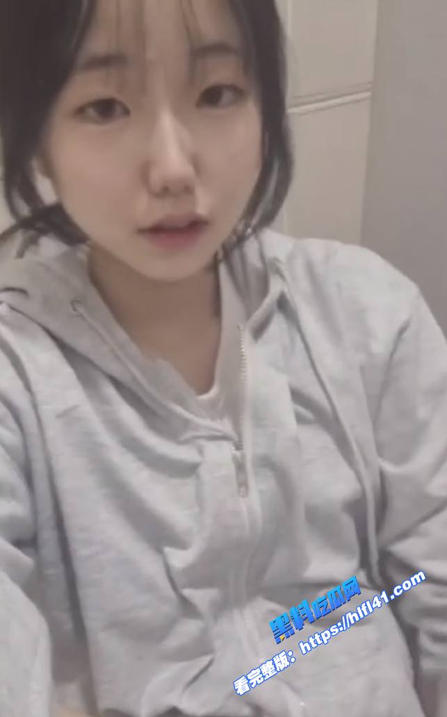 清纯可爱学生妹私下竟是反差婊在学校楼梯小穴自拍扣穴自慰简直就是小母狗 图1