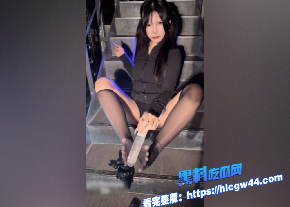 足控们有福啦顶级玉足福利姬03loveyo被肥宅富哥高价包养各种cos装足交打飞机 6
