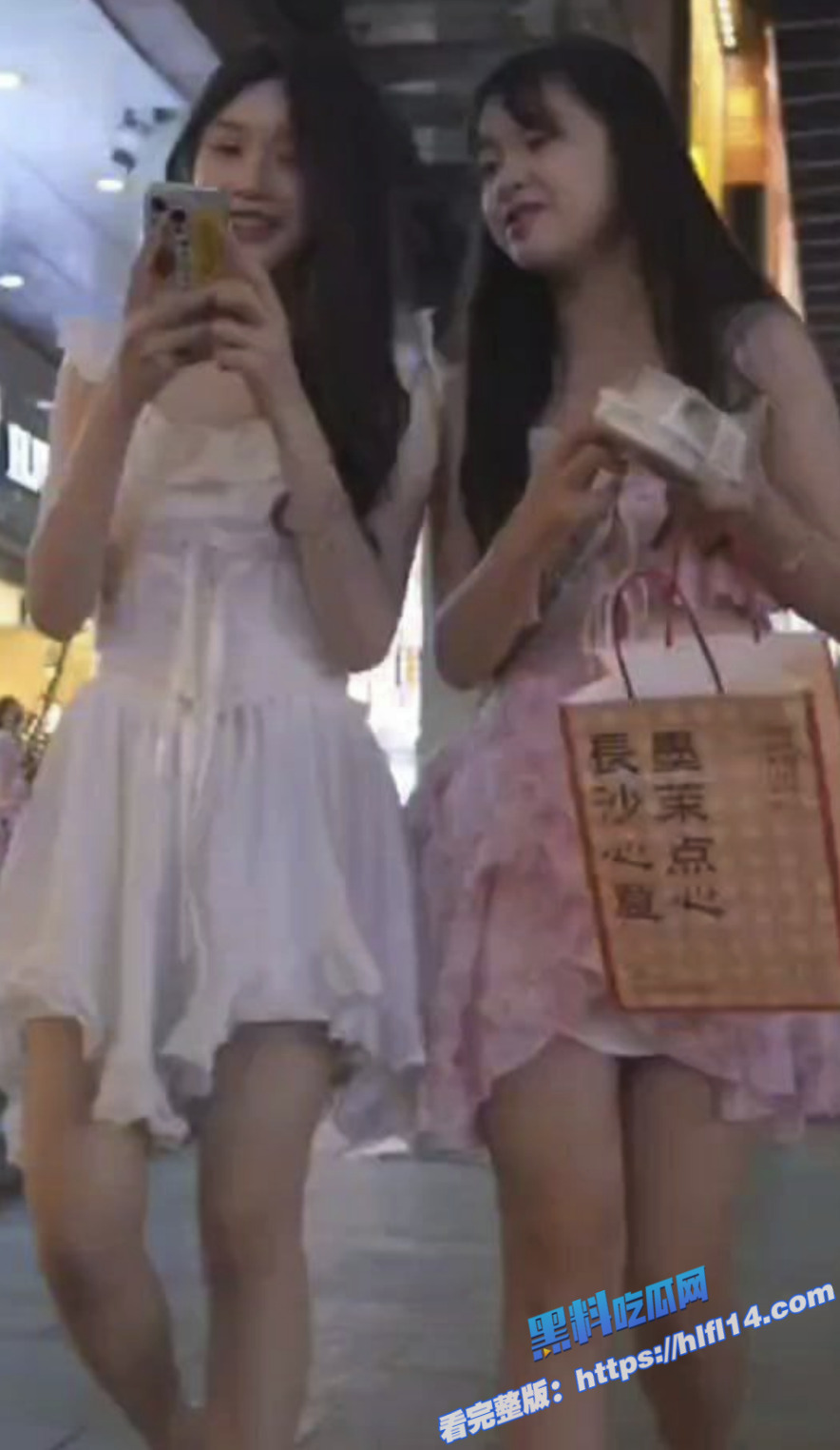 街头抄底偷拍！针孔鞋子偷拍效果 角度画质杠杠的 连衣裙内内清晰可见！1