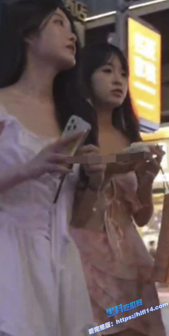 街头抄底偷拍！针孔鞋子偷拍效果 角度画质杠杠的 连衣裙内内清晰可见！2