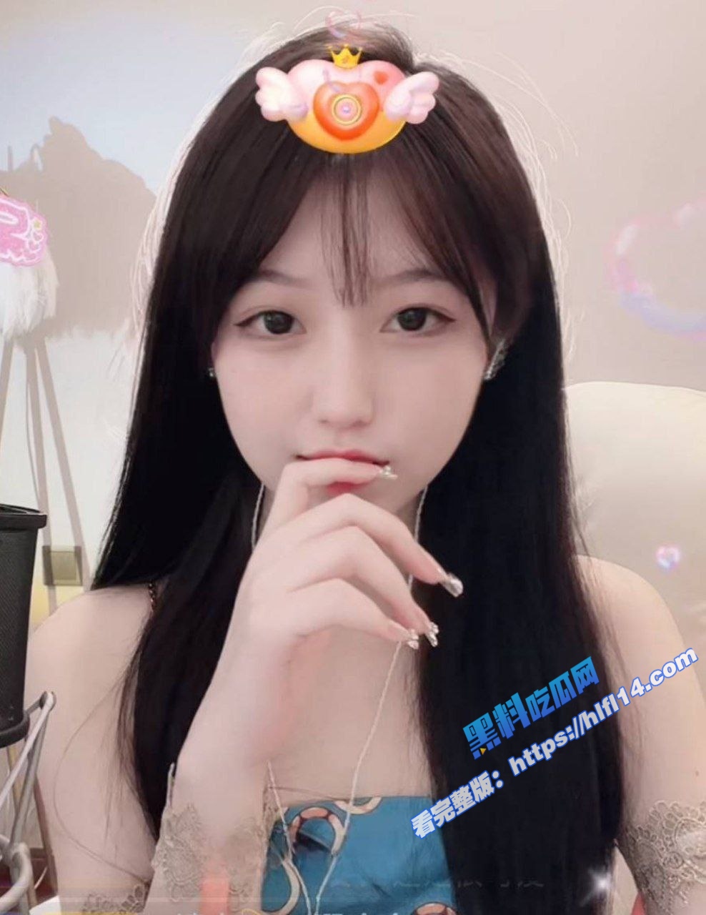 抖音网红美女 白嫩小萝莉 费小七 自拍漏点洗澡视频不慎流出！图1