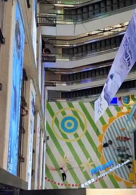 河北邯郸 一名当地三中的学生跳楼身亡因为母亲不给买东西还打了一巴掌结果跳楼轻生 图4 河北邯郸 一名当地三中的学生跳楼身亡因为母亲不给买东西还打了一巴掌结果跳楼轻生 图4