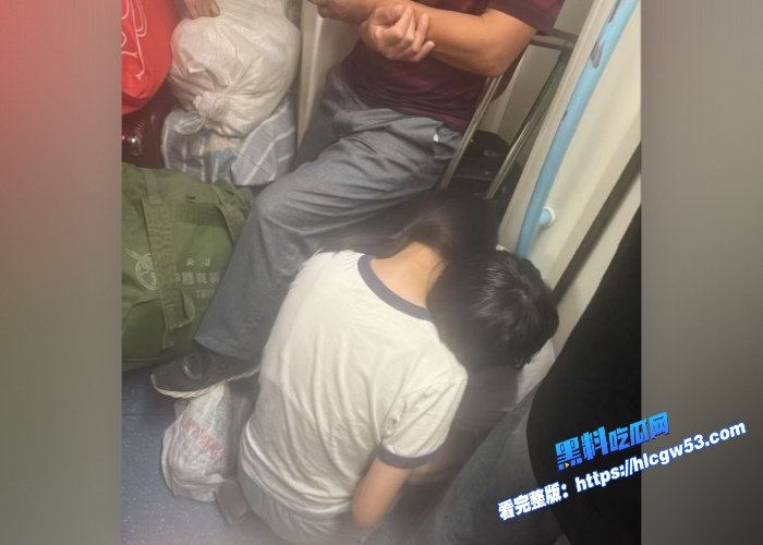 上海小情侣寻求刺激地铁里当众热吻打飞机激情缠绵旁若无人围观群众纷纷拍照吃瓜 图1WH700x500px