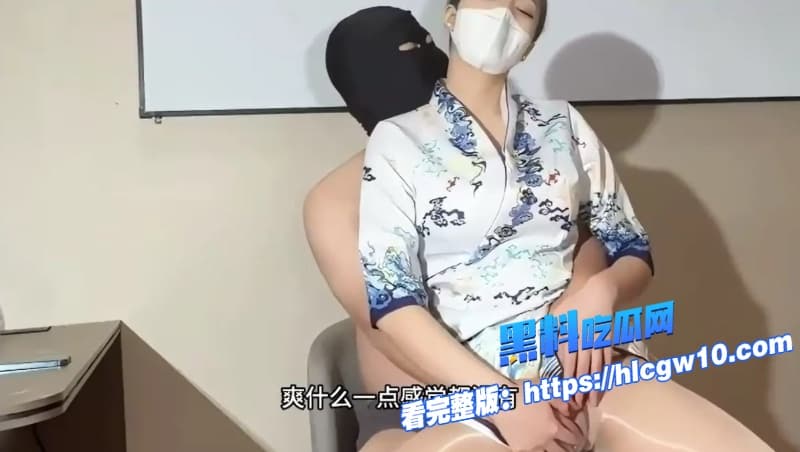 反差婊少妇嫌弃废物老公喂不饱穿空姐制服偷情边接电话边被被操到高潮全程高能骚话连篇1 反差婊少妇嫌弃废物老公喂不饱穿空姐制服偷情边接电话边被被操到高潮全程高能骚话连篇1