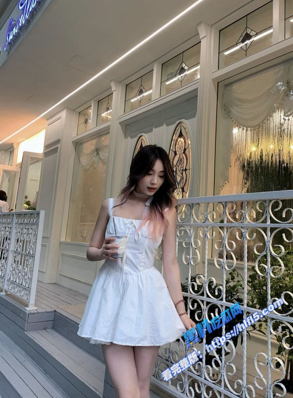 清纯女大学生 给男友吃鸡 舌舔JB 配合深喉口交 头发被温柔抚摸 俨然沦为床上小母狗！1