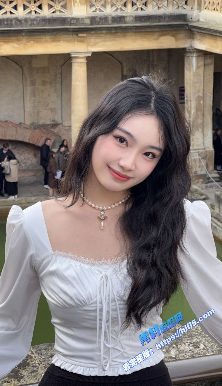清纯女大学生 给男友吃鸡 舌舔JB 配合深喉口交 头发被温柔抚摸 俨然沦为床上小母狗！2
