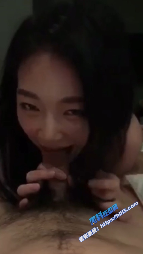 清纯女大学生 给男友吃鸡 舌舔JB 配合深喉口交 头发被温柔抚摸 俨然沦为床上小母狗!5 清纯女大学生 给男友吃鸡 舌舔JB 配合深喉口交 头发被温柔抚摸 俨然沦为床上小母狗!5