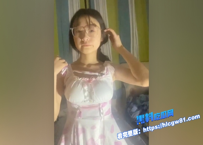 反差高中生学生妹放学后自慰双自慰棒模式玩到高潮颤抖带着眼镜很风骚充满了青春的气息 图1